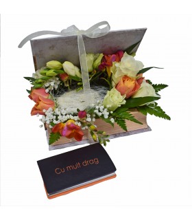 Könyvdoboz virágokkal és névjegykártya-tartóval