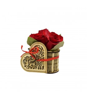 Szív alakú doboz rózsákkal