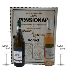 Cutie gravata de Vin din Lemn cu doua pahare gravate si vin - Pensionare