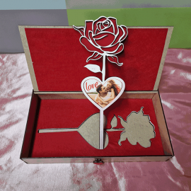 Cutie Valentine's Day din Lemn cu trandafir cu poza si mesaj.