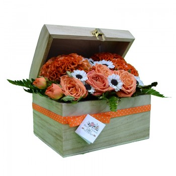 Aranjament floral în cutie de lemn personalizat